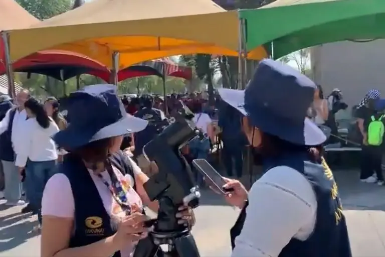 En el museo Universum de la UNAM se instalaron telescopios para ver el Eclipse Solar.