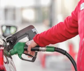 ¿Por qué no debes seguir echando gasolina a tu coche tras botar la manguera?