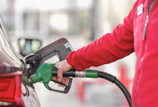 Se reveló la razón por la que no debes seguir echando gasolina a tu coche después que bote la manguera