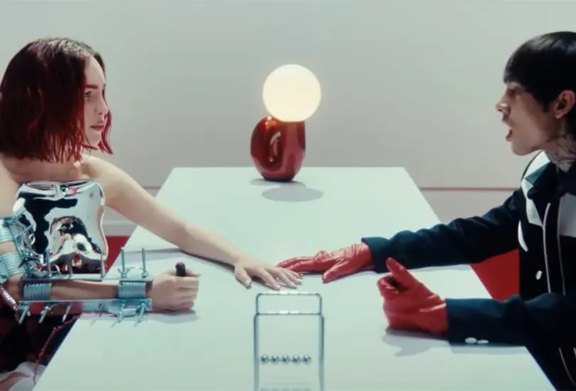 La canci&oacute;n ya suma cientos de miles de reproducciones y las conspiraciones no se han hecho esperar.