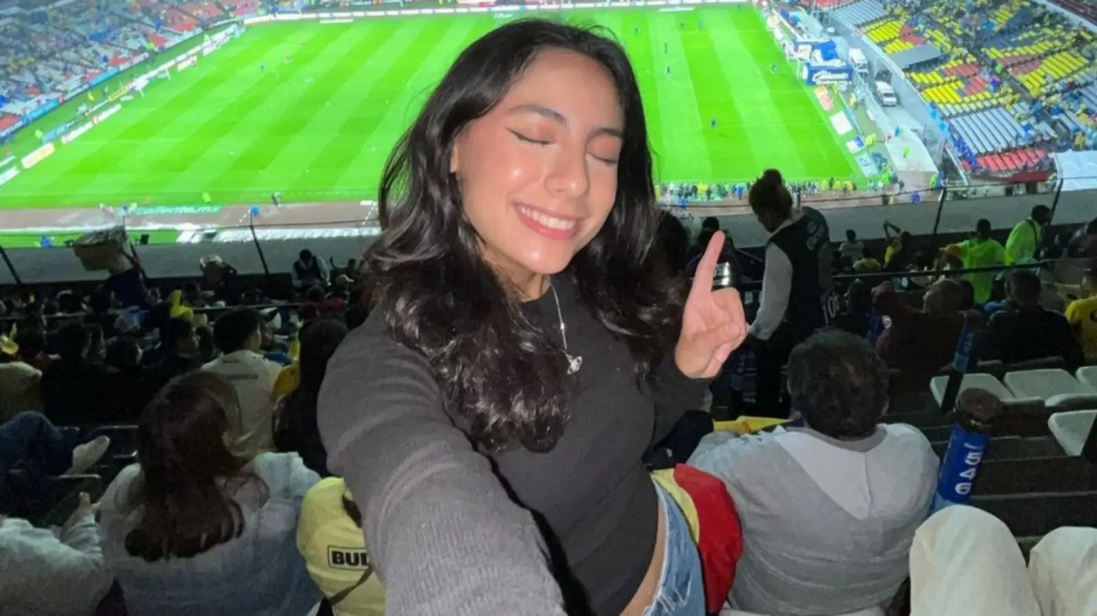 Si bien es fiel seguidora de un par de equipos, Azul disfruta mucho de ver futbol en los estadios aunque no jueguen sus clubes.