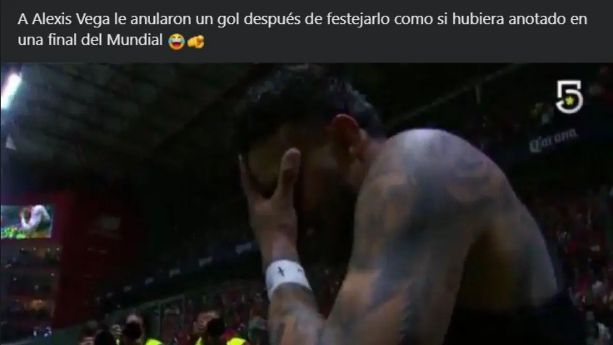 Alexis Vega es v&iacute;ctima de los memes por llorar tras meterle gol anulado a las Chivas