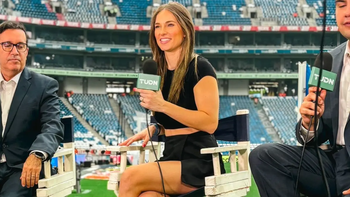 La reportera regiomontana compartió detalles de la transmisión para el Rayados vs Tigres, donde lo más llamativo fue la mirada de Antonio Nelli.