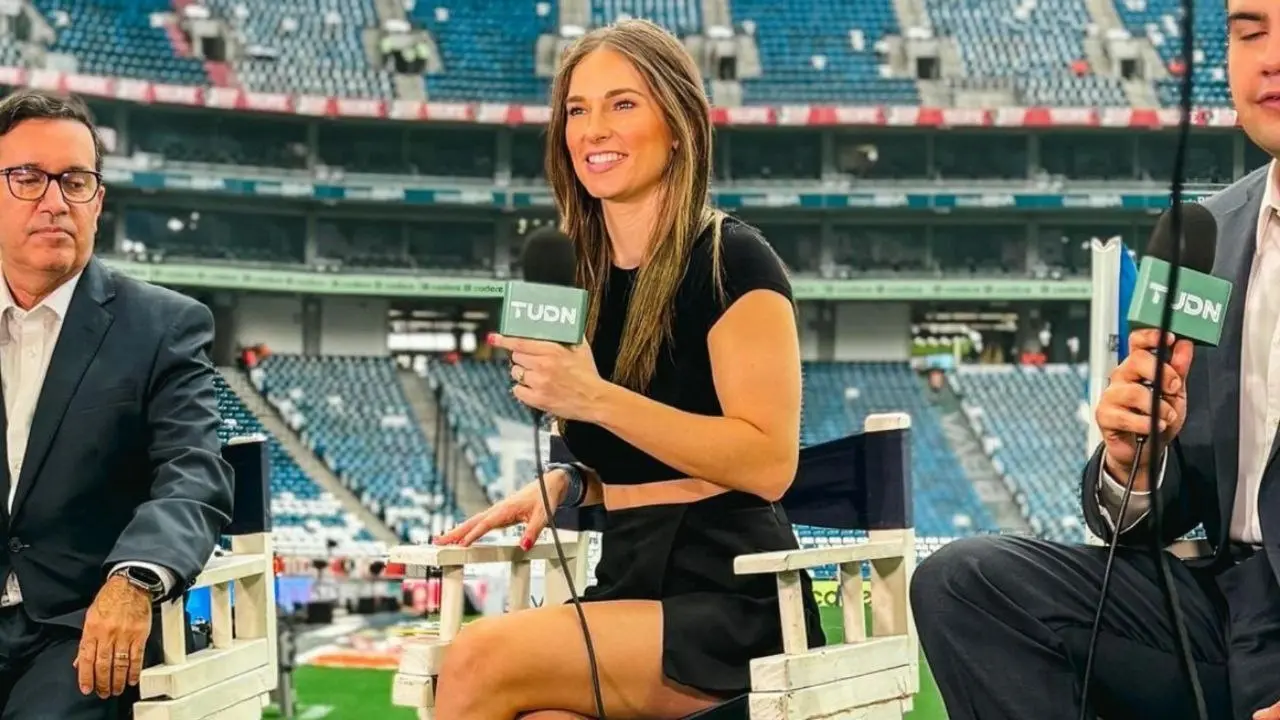 La reportera mexicana ha ganado mucho protagonismo en TUDN y ahora está en el ojo del huracán por presuntamente haber sido víctima de la mirada indebida de un compañero.