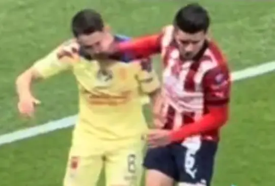 La imagen mostró la agresión del jugador de Chivas que pasó desapercibida para los silbantes del encuentro.