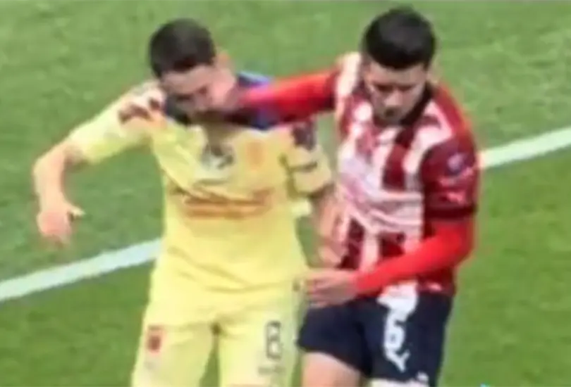 La imagen mostr&oacute; la agresi&oacute;n del jugador de Chivas que pas&oacute; desapercibida para los silbantes del encuentro.