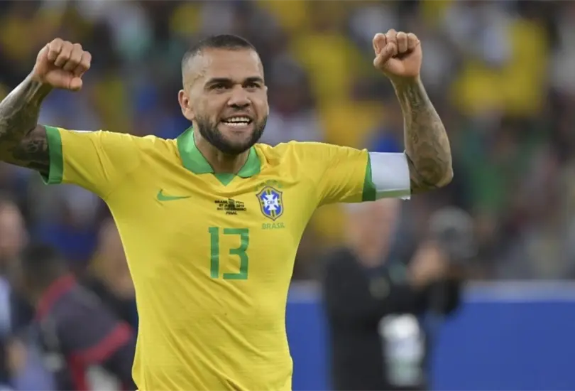 Dani Alves fue puesto en libertad bajo la condici&oacute;n de que se le retuvieran sus pasaportes para que no salga de Espa&ntilde;a