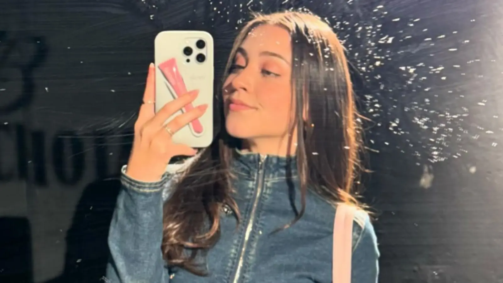 Por si esto fuera poco, tambi&eacute;n prob&oacute; suerte en la m&uacute;sica donde ya comienza a hacerse de gran relevancia.