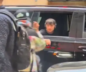 Peso Pluma es captado pidiendo "un toque" en plena calle a un indigente (VIDEO)