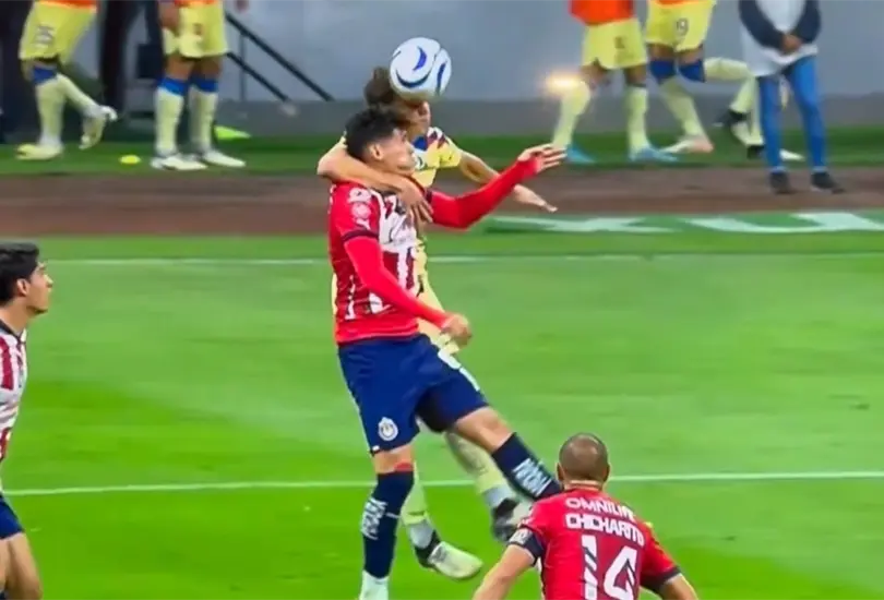 Lichnovsky caus&oacute; pol&eacute;mica en el gol del Am&eacute;rica por parte de Israel Reyes.