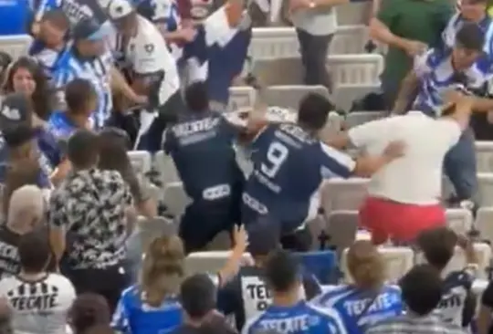 Una bronca fue captada dentro del estadio de Monterrey en el encuentro de la Concacaf Champions Cup.