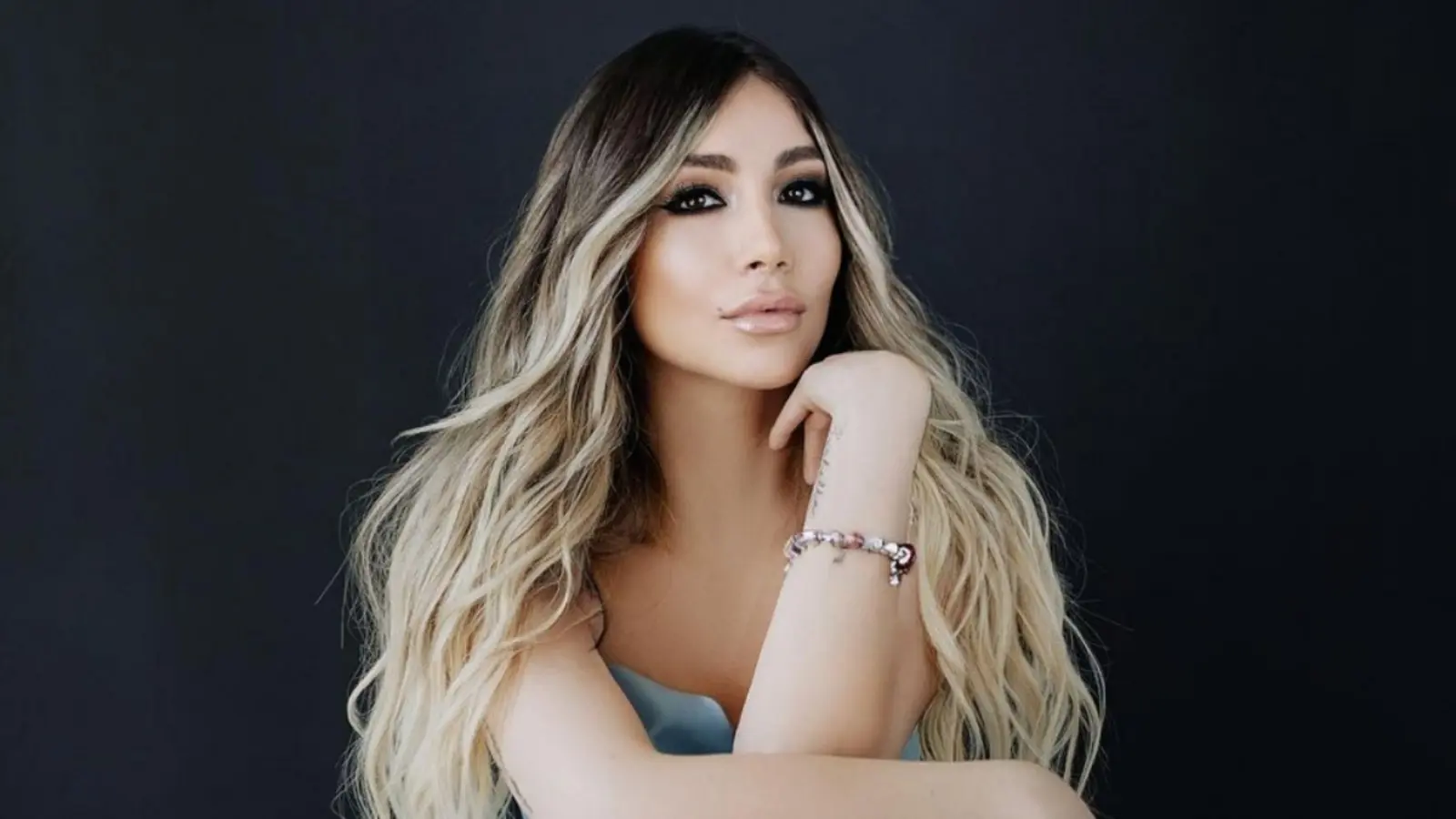 Uno de los motivos por los que la mujer es bastante popular es que tiene m&aacute;s de una d&eacute;cada junto al defensor.