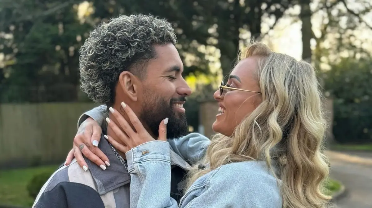 Alisha decidió disfrutar del verano con su pareja Douglas Luiz, futbolista brasileño del mismo equipo de la Premier League.