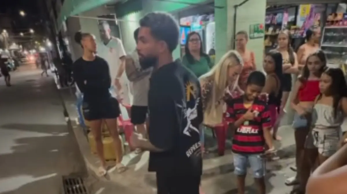 No todo ha sido playa para la suiza, ya que también se dio oportunidad de visitar las favelas brasileñas en conjunto con Douglas Luiz.