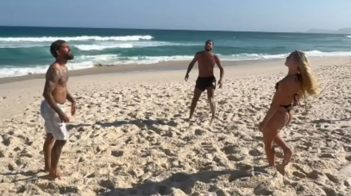 La futbolista suiza ha compartido en sus redes sociales cómo es que disfruta de las vacaciones en playas brasileñas.