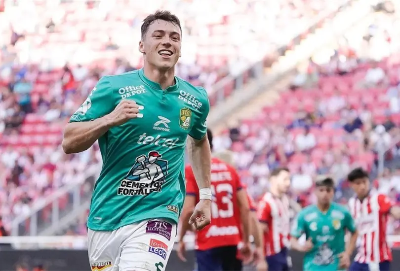 Federico Vi&ntilde;as se lanz&oacute; contra los futbolistas mexicanos.