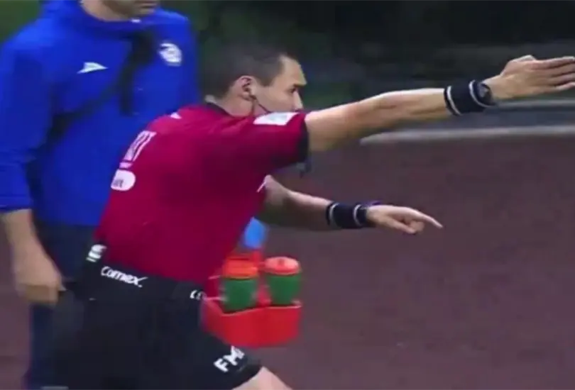 El silbante cometi&oacute; un error al momento de marcar el penal a favor del Am&eacute;rica. 