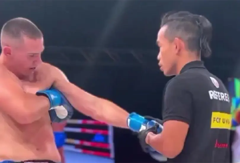 En medio de la pelea, el luchador decidi&oacute; acomodarse por s&iacute; mismo el hombro