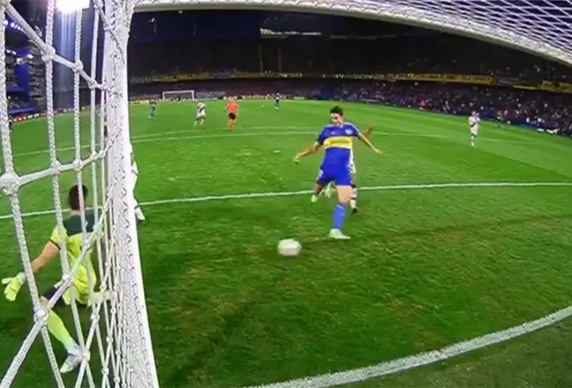 Edinson Cavani se comi&oacute; un gol sin portero en la Copa Sudamericana.
