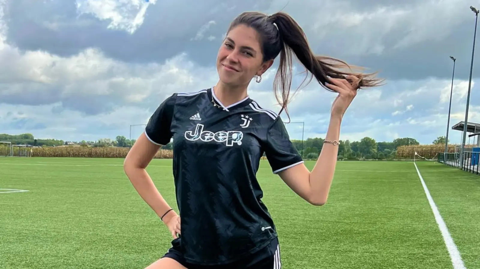 La joven de origen belga ha crecido como la espuma y ha sumado varios logros a su trayectoria en plataformas digitales.