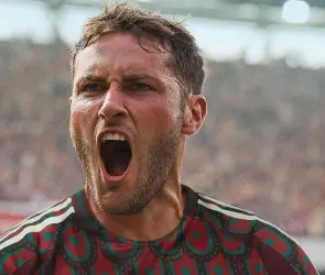 Santiago Giménez protagoniza comercial con Messi, Bellingham y otras estrellas