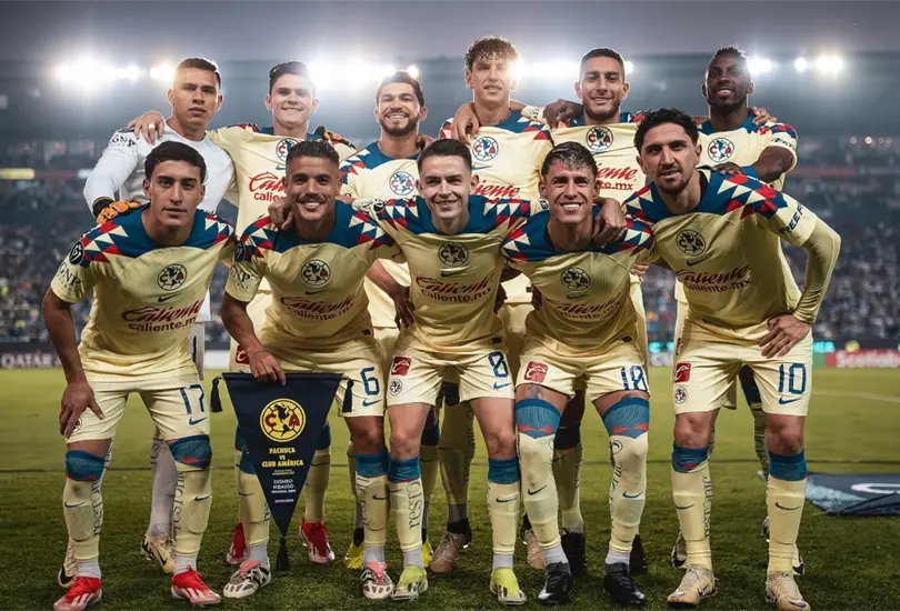Los futbolistas le reclamaron a Andr&eacute; Jardine por sus decisiones en el partido contra Pachuca