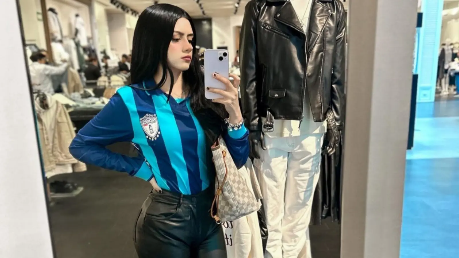 Hace algunos años trabajó como reportera y presentadora de Mediotiempo, medio de comunicación deportivo en México.