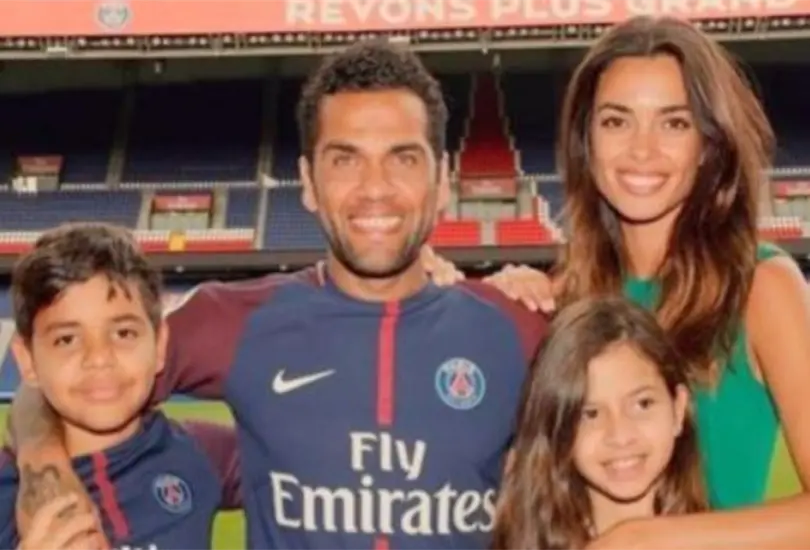 Luego de meses bastante complicados tras las rejas, Dani Alves sali&oacute; de la c&aacute;rcel y recibi&oacute; el perd&oacute;n de su esposa.