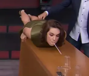 Televisa: Tania Rincón sufre descuido en vivo y termina con el vestido roto (VIDEO)