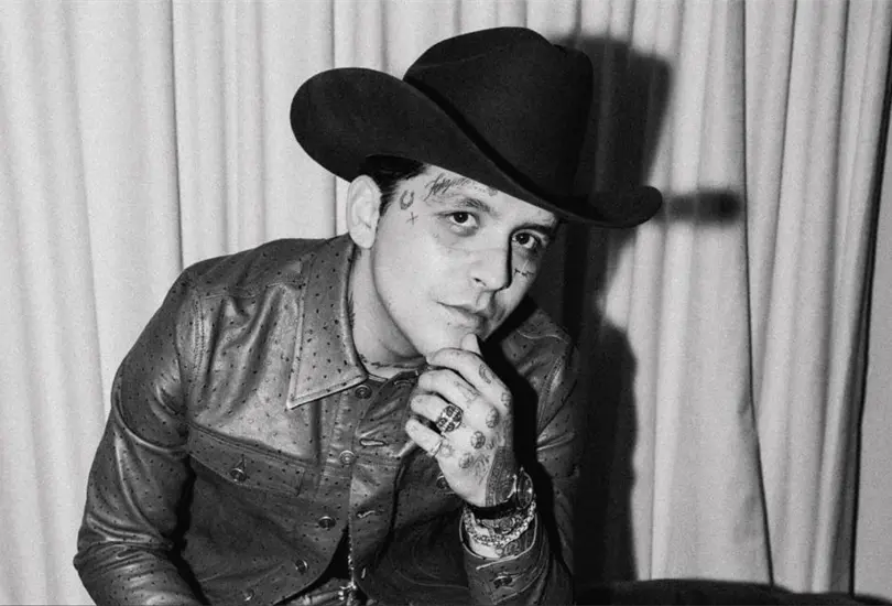 El cantante mexicano alz&oacute; la voz entre todas las cr&iacute;ticas que est&aacute; recibiendo su nueva relaci&oacute;n.