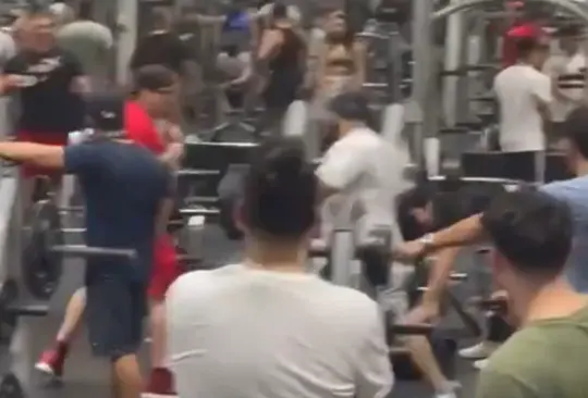 Dos usuarios se pelearon al interior de un gimnasio. Dos usuarios se pelearon al interior de un gimnasio.