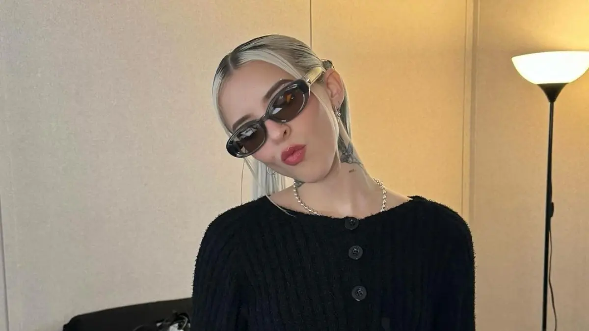 Miko forma parte de la comunidad LGBT, esto al ser abiertamente lesbiana, situación que fue complicada de abordar con sus padres al ser 'sumamente religiosos'.