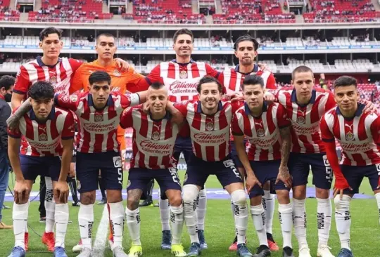 Un futbolista de Chivas está en una situación comprometedora.