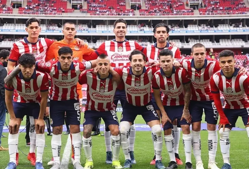 Un futbolista de Chivas est&aacute; en una situaci&oacute;n comprometedora.