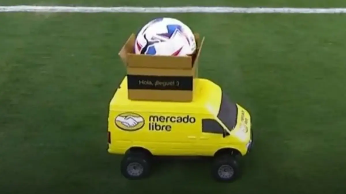 Uno de los momentos más inesperados y surreales en lo que va de la Copa América es el carrito de Mercado Libre entregando el balón del México vs Jamaica.