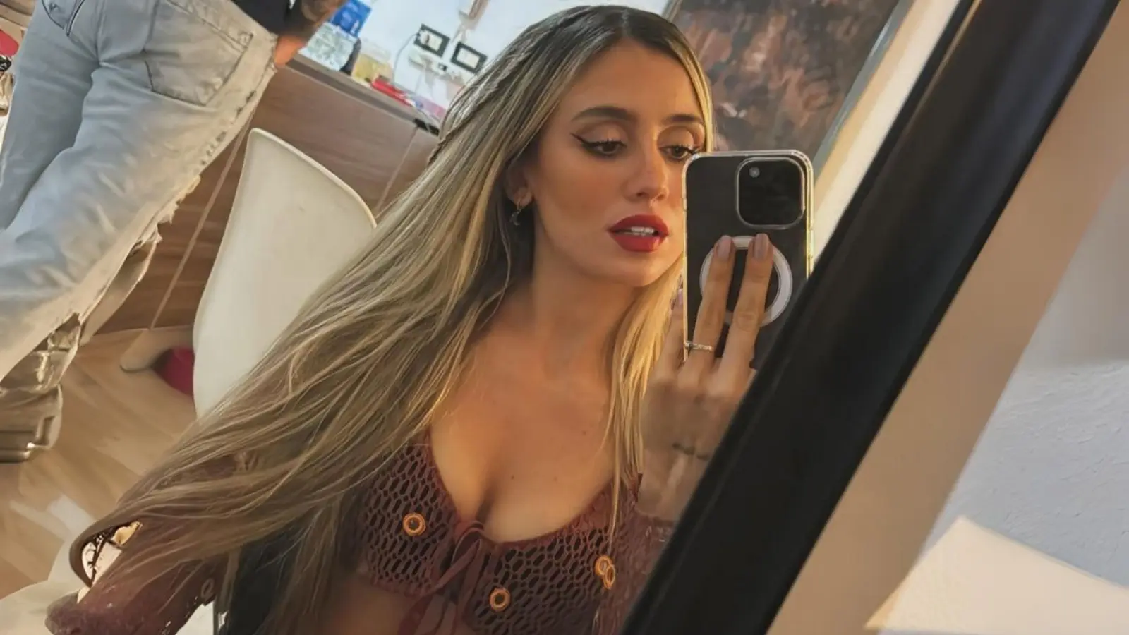 La también influencer no hizo más que pararse a un costado de los protagonistas pero su presencia bastó para que se hiciera tendencia.