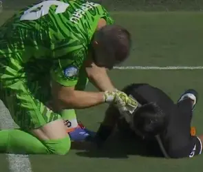 Abanderado del Perú vs Canadá se desmaya en pleno partido (VIDEO)