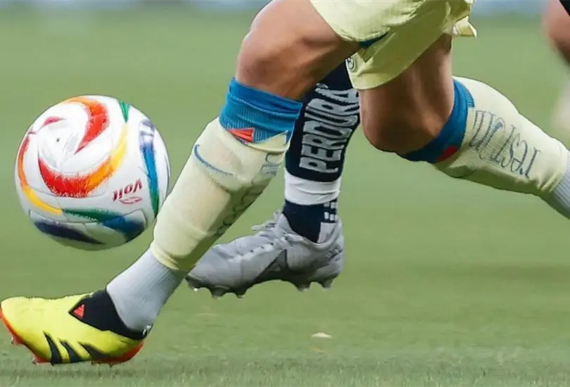 El futbolista mexicano podr&iacute;a llegar al viejo continente de manera sorpresiva.