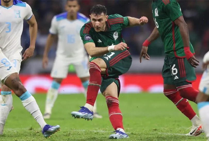 A sus 23 a&ntilde;os, Santiago Gimenez ha dado grandes pasos en su carrera futbol&iacute;stica.