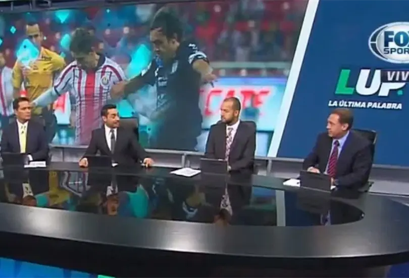 Integrantes de Fox Sports se pelearon por una mesa de debate.