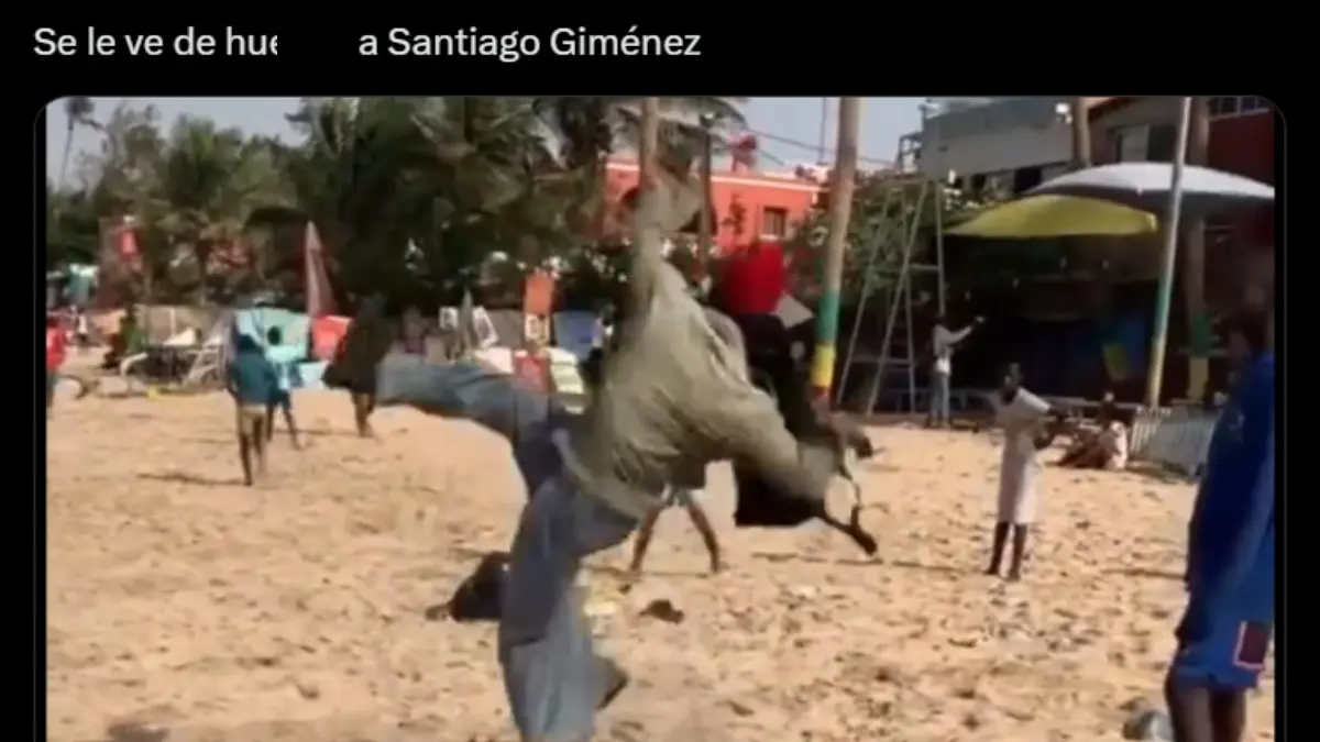 Santiago Giménez también fue blanco de los señalamientos por seguir sin anotar y fallar claras oportunidades de gol.