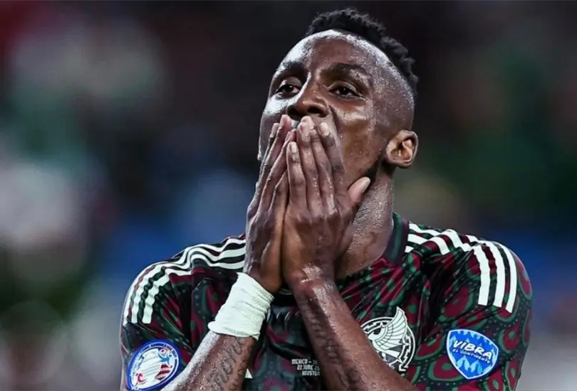 El delantero de la Selecci&oacute;n Mexicana no se qued&oacute; de brazos cruzados ante las cr&iacute;ticas sobre su desempe&ntilde;o.