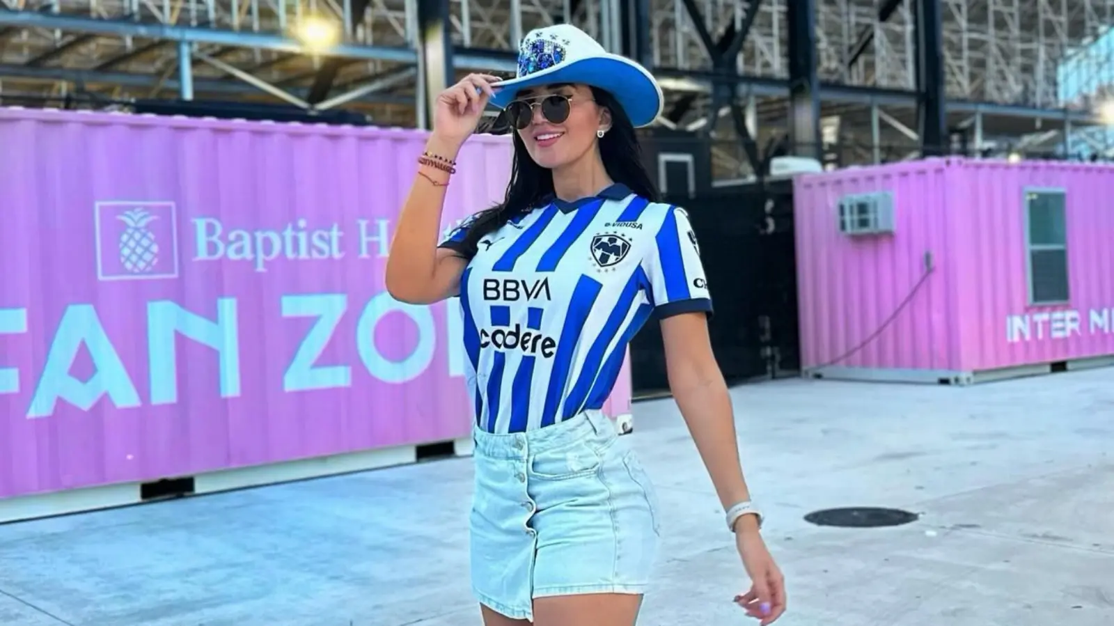 Constantemente Delgadillo presume los colores de la Pandilla, demostrando que también es una aficionada más.