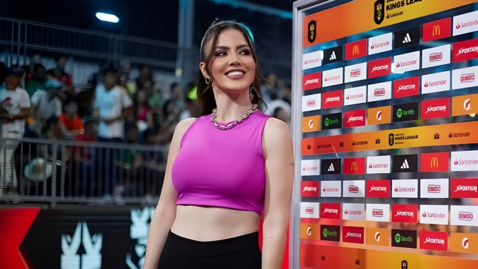 Pamela presume una gran carisma, misma que le ayuda en las interacciones que tiene con los jugadores.