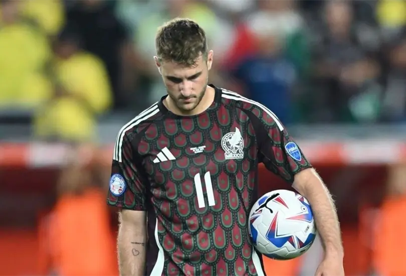 Santiago Gim&eacute;nez fue fuertemente criticado por su rendimiento con la selecci&oacute;n mexicana. 
