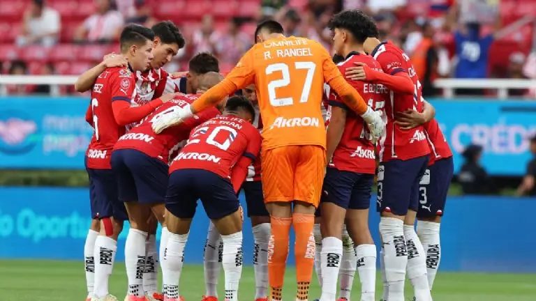 Chivas podría ser comprado por Salma Hayek y su esposo - Archivo Referee