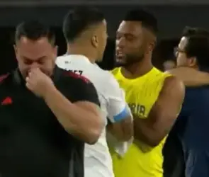 Luis Suárez y el momento en el que intenta morder a Miguel Borja (VIDEO)