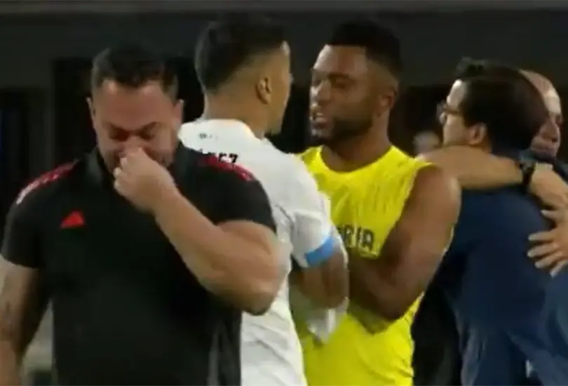 Luis Su&aacute;rez intent&oacute; morder a Miguel Borja.