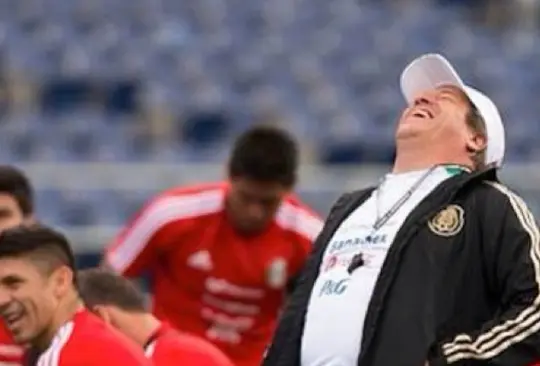 Miguel Herrera levanta la mano para ser el director técnico de la Selección Mexicana. 