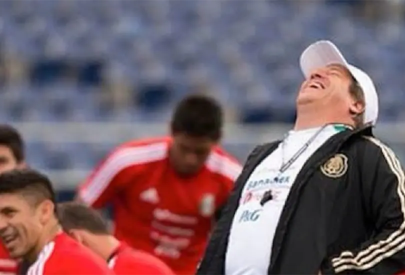 Miguel Herrera levanta la mano para ser el director t&eacute;cnico de la Selecci&oacute;n Mexicana. 
